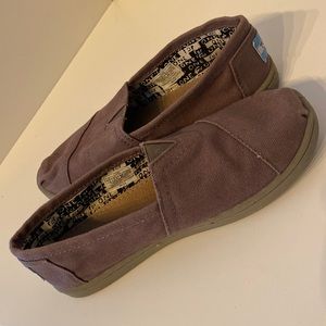 Kids Tom’s size 1.5, grey in color.